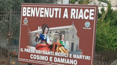 Riace, sindaco leghista rimuove il cartello dell’accoglienza Inaugurata la nuova insegna dedicata ai santi Cosma e Damiano