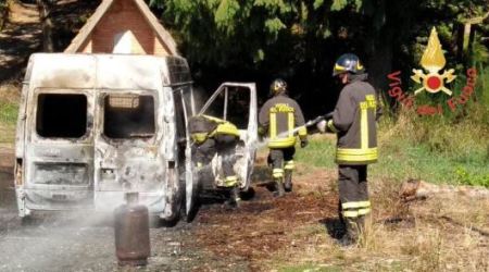 Furgone in fiamme in bosco, all’interno c’era bombola Gpl Indagini dei Carabinieri: l'incendio sarebbe di natura dolosa