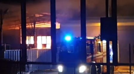 Incendio distrugge magazzino Eurospin, ingenti i danni Indagini della Polizia di Stato