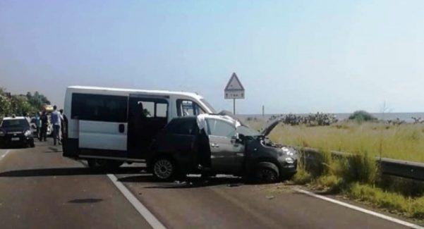 Scontro tra furgone ed auto, ancora sangue sulla statale 106 Perde la vita una persona. Altri due feriti nell'impatto avvenuto nel Reggino