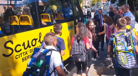 Arrivano dieci nuovi scuolabus per le scuole reggine Il sindaco Falcomatà: "Il nostro modo per augurare buon anno scolastico ai bambini"