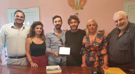 Start-up innovativa, Palmi celebra Alessandro Monterosso Il sindaco Ranuccio ha consegnato una targa al concittadino per i risultati ottenuti