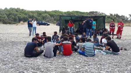 Ancora uno sbarco di 57 migranti nel territorio calabrese Hanno viaggiato a bordo di una barca a vela partita dalla Turchia