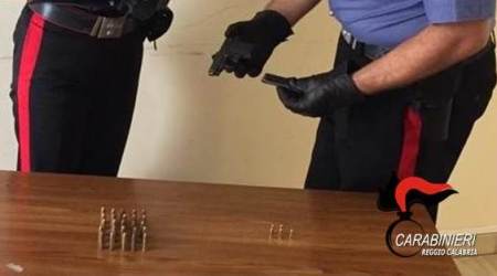 Carabinieri stazione San Martino sequestrano pistola Analisi sull'arma, occultata in un ulivo secolare, per verificare se sia stata utilizzata per compiere azioni criminose. Sempre nella frazione di Taurianova è stato deferito un 25enne poiché trovato in possesso di marijuana