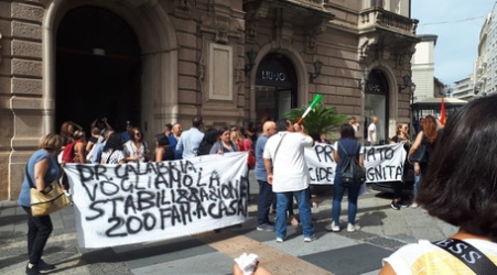 Licenziamenti, sit-in protesta precari della sanità calabrese Manifestazione davanti la Prefettura di Catanzaro: "Il commissario Cotticelli non ci ha voluto incontrare"