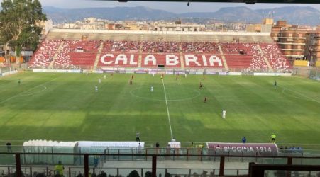 Calcio serie C: la Reggina serve la “manita” I gol di Corazza, Bisogno (aut.), Reginaldo, Sounas e Bellomo asfaltano la Cavese