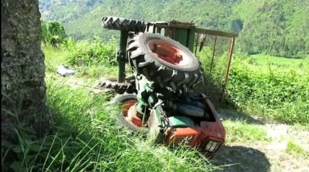 Tragedia in Calabria. Un 42enne muore schiacciato dal suo trattore La vittima stava lavorando con il suo mezzo, ma che improvvisamente si è ribaltato 