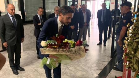 Il Consiglio Regionale rende omaggio ai poliziotti uccisi a Trieste Il presidente del Consiglio Regionale Nicola Irto ha reso omaggio ai poliziotti uccisi deponendo un fascio di fiori all'interno della Questura