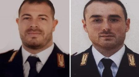 Agenti uccisi Questura Trieste, omaggio Carabinieri Calabria Auto di servizio con le sirene accese davanti al Commissariato di Polizia per non dimenticare il sacrificio di Pierluigi Rotta e Matteo Demenego