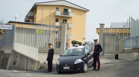 Maltrattava da anni i genitori adottivi: arresto dei Carabinieri Violenze aggravate dall'assunzione di sostanze stupefacenti. Il 17enne è stato trasferito in comunità