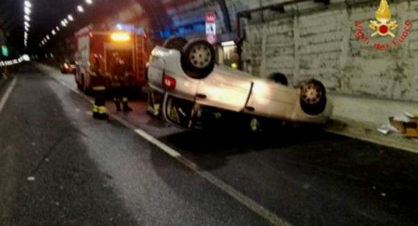 Incidente galleria, coinvolte tre auto: traffico paralizzato Una donna in procinto di partorire è stata trasportata d’urgenza in ospedale grazie al soccorso della Polizia di Stato