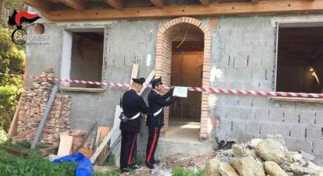 I Carabinieri della Compagnia di Taurianova deferiscono 12 persone Nell'importante intervento, sono state sequestrate diverse costruzioni