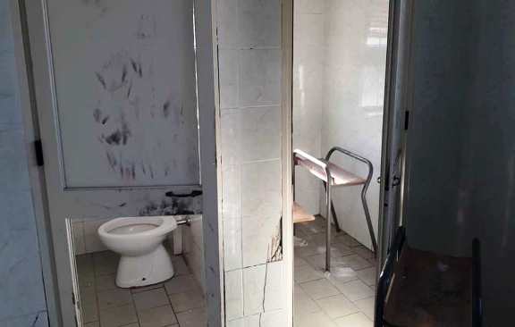 Gemelli che fanno il bagno in un secchio