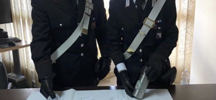 Scilla, i Carabinieri trovano della cocaina a Melia (RC) Alla base di un albero un thermos di colore grigio, ove all’interno vi erano 3 involucri di carta stagnola contenenti complessivi grammi 35 grammi di cocaina