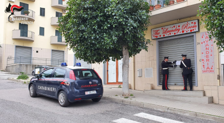 Corigliano, Inala solvente mentre lavora in lavanderia: salvato dai carabinieri La persona, un quarantottenne del luogo, veniva quindi trascinato all’esterno della lavanderia in stato di incoscienza