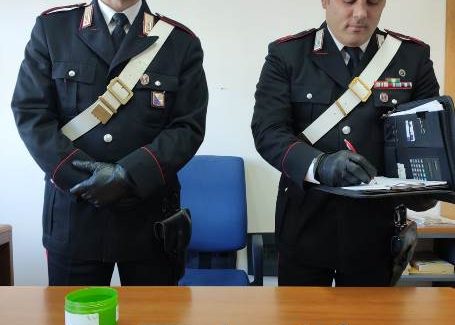 Girava per strada con tracolla piena di droga, arrestato Celati nella borsa che portava venivano rinvenuti ingenti quantità di droga del tipo marijuana ed hashish