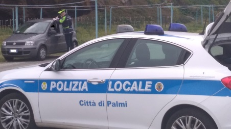 Palmi, Polizia Locale, notificati 16 provvedimenti di quarantena a soggetti provenienti da fuori regione Nel contesto dei controlli sono state individuate due attività commerciali che avrebbero dovuto essere chiuse ma che esercitavano con le saracinesche sollevate per metà facendo accedere i clienti con circospezione