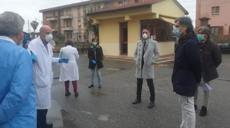 All’ospedale di Melito sono arrivati i 10 lettini elettrici al “Reparto Covid-19” Erano presenti il sindaco metropolitano Giuseppe Falcomatà ed il vicesindaco Riccardo Mauro