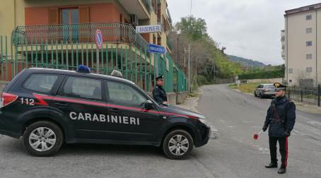 Violano la restrizione anti-Coronavirus per rubare delle galline, fermati dai carabinieri in Calabria Nell’immediatezza, inoltre, i militari effettuavano accurata perquisizione all’interno dell’autovettura rinvenendo le 21 galline rubate, nonché due passamontagna, utilizzati verosimilmente per il colpo