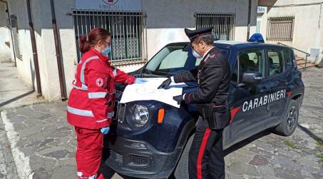 Calabria, i Carabinieri aiutano la Croce Rossa nella consegna di alimenti e farmaci Enorme è state la sorpresa per questi piccoli gesti da parte dei singoli beneficiari, che hanno accolto i Carabinieri con enorme gratitudine