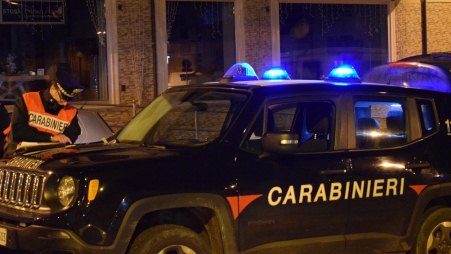 Gioia Tauro, ventenne forza un posto di blocco e viene arrestato Alla vista dei militari, però, il soggetto alla guida del motorino ha accelerato repentinamente la marcia, nel tentativo di sottrarsi al posto di controllo degli operanti e far perdere le proprie tracce