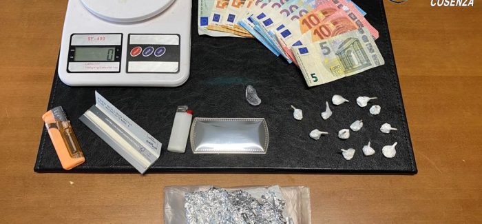 Droga in casa, arrestato un incensurato in Calabria Nella mattinata di ieri, mercoledì 03 giugno 2020, a Diamante, i militari del locale Comando Stazione Carabinieri, a seguito di perquisizione personale e domiciliare, hanno tratto in arresto per detenzione ai fini di spaccio di sostanze stupefacenti un incensurato 55enne del posto