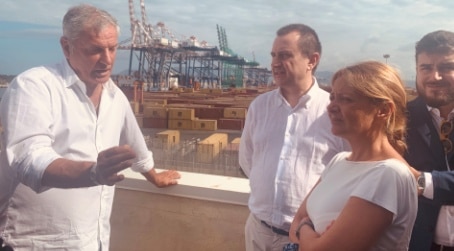 Porto di Gioia Tauro, Rosato in visita, accolto dal commissario Agostinelli Il vice presidente della Camera dei Deputati, on. Ettore Rosato, accompagnato dall’on. Stefania Covello, ha fatto visita all’Autorità portuale di Gioia Tauro e al Terminal portuale, accolto dal commissario straordinario