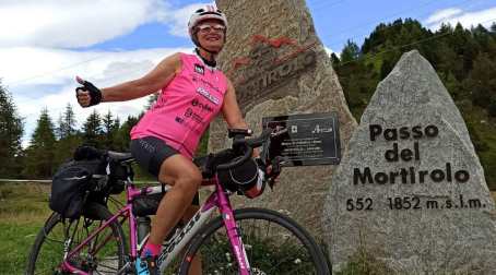 Taurianova, il giro d’italia in bicicletta per la lotta contro il cancro al seno Loretta Pavan ha già percorso diverse tappe, abbastanza impegnative tra l’altro, su e giù per montagne, pianure e colline, una tra queste vedrà venerdì 21 agosto fare tappa a Taurianova