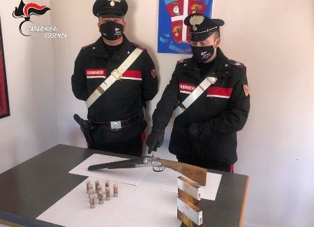 Un arresto per detenzione illegale di arma e munizioni in Calabria I fatti risalgono al 17 novembre 2020 quando i Carabinieri, in prima mattinata, si sono presentati presso l’abitazione del giovane scalioto per eseguire una perquisizione domiciliare. Proprio durante le minuziose fasi di ricerca