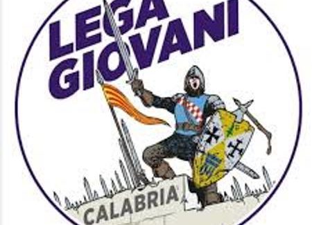 Lega Giovani Calabria: bandiere a mezz’asta in memoria di Simona Cavallaro Una tragica storia che non avremmo mai voluto sentire e raccontare, purtroppo una giovanissima ragazza è stata vittima di un attacco da parte di un branco di cani che vagava nei boschi delle serre catanzaresi