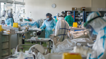 L’emergenza Covid: perché siamo zona rossa Ieri sera, il Comitato "Difendiamo l' Ospedale" è sceso in piazza per protestare proprio contro l'inefficienza di un sistema che chiama in causa tutti, nessuno escluso