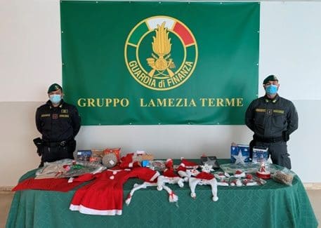 Controlli della Guardia di Finanza: sequestrati oltre 17.000 articoli natalizi. ell’ambito dei servizi di controllo del territorio a tutela del mercato e dell’economia predisposti da questo Comando Provinciale, sono stati effettuati, nel territorio lametino