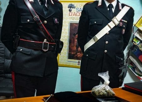 Palmi, controlli anti Covid, chiusi due locali e arrestano un 42enne per spaccio Adottate le opportune cautele per evitare possibili contagi, i Carabinieri hanno intimato la chiusura delle due attività pe 5 giorni, e sanzionato amministrativamente i titolari e gli avventori