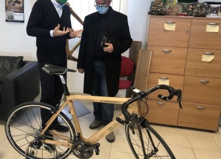 Parco e Agraria realizzano prima bicicletta in legno di Castagno d’Aspromonte Insieme per un ambizioso progetto: valorizzare e riscoprire il legno di Castagno d’Aspromonte, quale elemento di pregio utile per la realizzazione di strumenti di altissima tecnologia