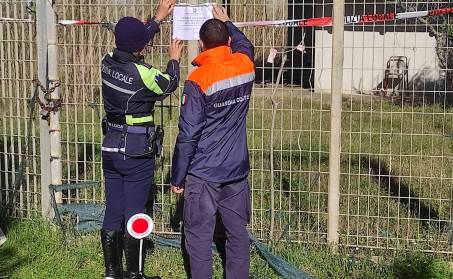 Palmi, sequestro area demaniale marittima Il Corpo di Polizia Locale, diretto dal Maggiore Francesco Managò hanno dato esecuzione al Decreto di Sequestro Preventivo di 7 unità immobiliari totalmente abusive realizzati in località Ciambra