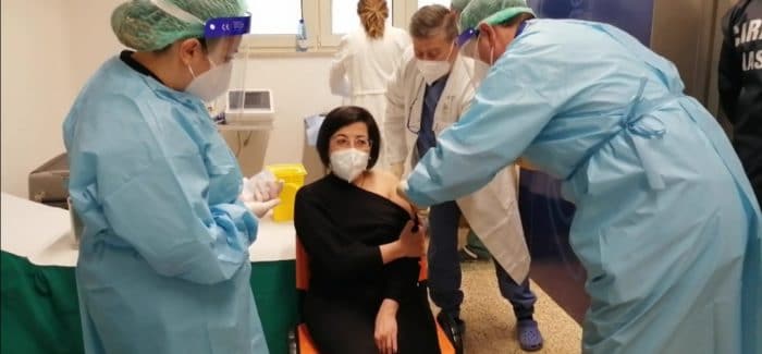 E’ Barbara Modaffari la prima operatrice sanitaria dell’Annunziata ad aver iniettato la prima dose del vaccino anticovid Reggio Calabria di nascita cosentina di adozione, la dr.ssa Modafferi, 49 anni,  è infermiera nel reparto di Terapia Intensiva e Rianimazione