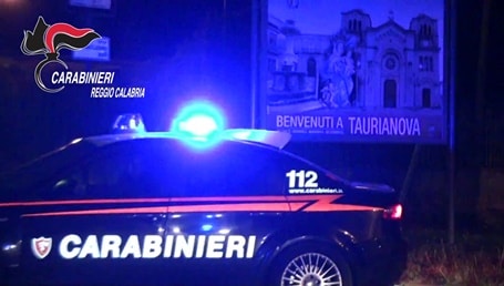 Chiuso un bar a San Giorgio Morgeto, 12 giovani brindavano per un compleanno, sanzioni per 5.200 euro Durante l’ultimo mese, a Taurianova, i Carabinieri, hanno stretto la morsa ai controlli, proprio in virtù del recente incremento dei casi positivi, che hanno già comportato 60 sanzioni amministrative