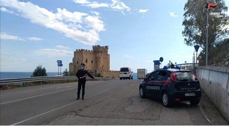 Arrestati due uomini in Calabria per il reato di furto aggravato e ricettazione in concorso Per tale motivo i Carabinieri decidevano di fermare il veicolo ed approfondire gli accertamenti sullo stesso. Aprendo il cassone del veicolo, notavano subito del materiale di provenienza sospetta: in effetti ben coperti dal una rete ombreggiante