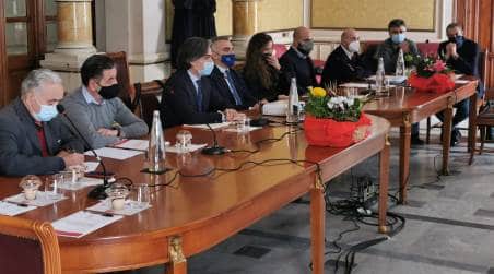 Decreto Reggio: riunione tra amministrazione comunale e vertici Mit per fare il punto della situazione Un'importante riunione ha visto seduti allo stesso tavolo i vertici del Ministero delle Infrastrutture e dei Trasporti (collegati in videoconferenza) e i rappresentanti, politici e amministrativi, del Comune di Reggio Calabria per discutere delle prospettive e delle opportunità di sviluppo legate al Decreto Reggio