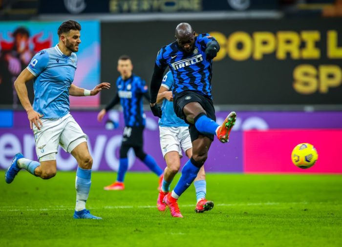 L’Inter piega la Lazio 3-1 e sorpassa il Milan in testa