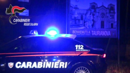 Taurianova, un arresto e due denunce I Carabinieri, sono stati impegnati in diversi servizi straordinari di controllo del territorio finalizzati alla prevenzione e repressione dei reati predatori, soprattutto in materia di armi e stupefacenti nonché a garantire il rispetto della normativa emergenziale anti-covid, su strada oltre 45 pattuglie e circa 750 le persone e 330 i mezzi controllati