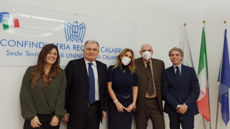 Presentato lo sportello di consulenza Confindustria Reggio Calabria – Digies – Ismed Questo progetto al servizio del tessuto economico reggino - ha aggiunto - si iscrive nell’ambito della meritoria azione di Ismed, con cui già da tempo abbiamo avviato un laboratorio per promuovere tutte le attività che ruotano attorno al mondo dell’adr”