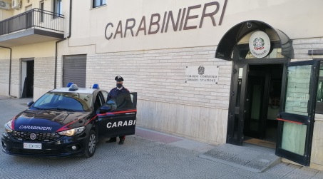 Un 25enne calabrese, viola la misura di avvcinamento, compie una rapina e danneggia una macchina I militari portatisi sul posto accertavano le gravi condotte perpetrate dall’indagato, il quale non era nuovo a violare la misura del divieto di avvicinamento alla parte offesa, come già era stato appurato dai Carabinieri nel settembre scorso, quando si era portato presso l’abitazione della donna e le aveva danneggiato anche un infisso