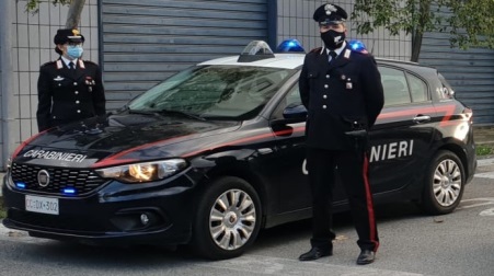 Prima evade dagli arresti domiciliari e dopo anche dalla caserma, arrestato un 19enne calabrese Portato in caserma, durante le attività di rito, lo stesso tentava nuovamente la fuga, questa volta per scappare dalla caserma, spintonando i militari, ma veniva prontamente bloccato