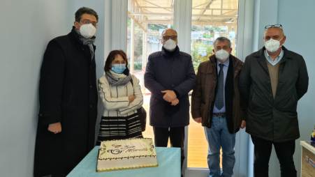 Gom Reggio Calabria, inaugurato il bar del Presidio “Morelli” L’apertura del “Bar Morelli” rappresenta un traguardo molto importante per la qualità della vita in Ospedale di operatori ed utenti (in particolare per i familiari dei degenti), i quali potranno finalmente trovare un punto di ristoro senza più doversi recare all’esterno del Presidio stesso