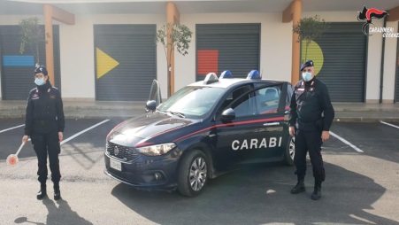 Arrestato un 19enne calabrese per una rapina in tabaccheria I fatti raccontano che nella notte del 3 febbraio scorso i Carabinieri avessero fermato il ragazzo presso un distributore automatico di sigarette, ma con tale comportamento, oltre a violare le misure restrittive di divieto di circolazione dalle ore 22 alle ore 5