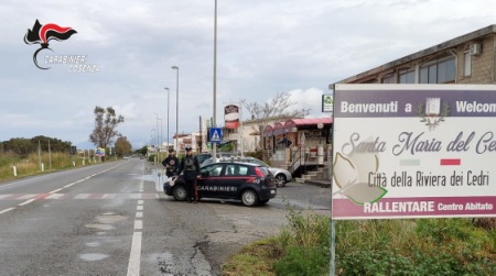 Ruba due bottiglie di vino e rapina la barista in un esercizio commerciale calabrese, arrestato  La barista, avvedutasi dell’azione fulminea, ha subito redarguito l’uomo che si è dato alla fuga venendo inseguito invano dalla giovane donna