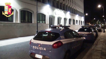 Arrestato un reggino evaso dagli arresti domiciliari, positivo al Covid, che si è reso autore di furto aggravato Le pattuglie in servizio sono prontamente intervenute e, dopo aver acquisito informazioni da parte della vittima circa il reo ed il suo abbigliamento, sono riuscite ad intercettarlo e bloccarlo