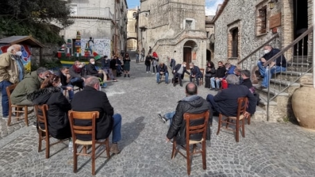 Calabria Solidale, “E’ necessario agire, incontrarsi, organizzarsi”: verso le assemblee territoriali Continua il percorso di confronto e di costruzione di Calabria Resistente e Solidale: progetto politico che riunisce  le forze della sinistra calabrese, associazioni, movimenti, esponenti del variegato mondo dell'attivismo culturale e sociale