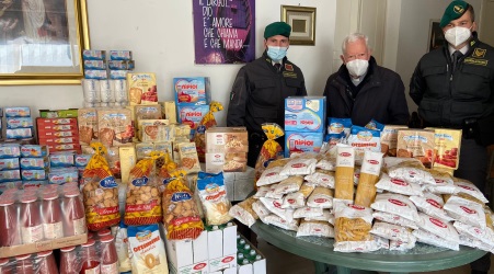 Solidarietà dei finanzieri: donazione sangue e distribuzione generi alimentari di prima necessità ai bisognosi Nei giorni scorsi, in relazione alla peculiare connotazione del Corpo quale moderna polizia economico-finanziaria a forte vocazione sociale, sono state organizzate dal Comando Provinciale della Guardia di Finanza e dall’Associazione Volontari Italiana Sangue di Reggio Calabria